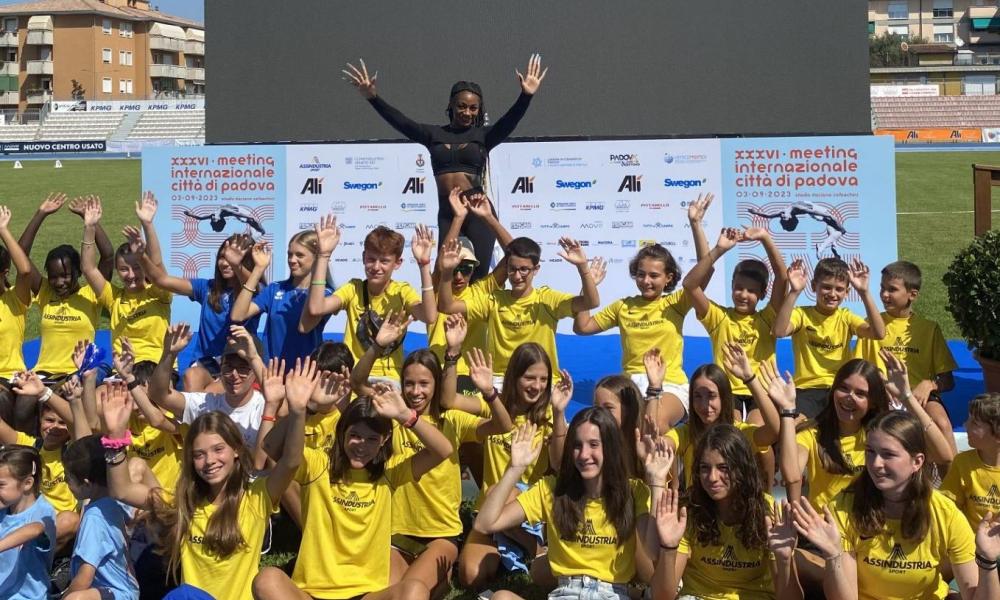 SHA’CARRI RICHARDSON TRAVOLTA DALL’AFFETTO DEI BAMBINI