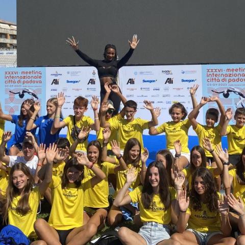 SHA’CARRI RICHARDSON TRAVOLTA DALL’AFFETTO DEI BAMBINI